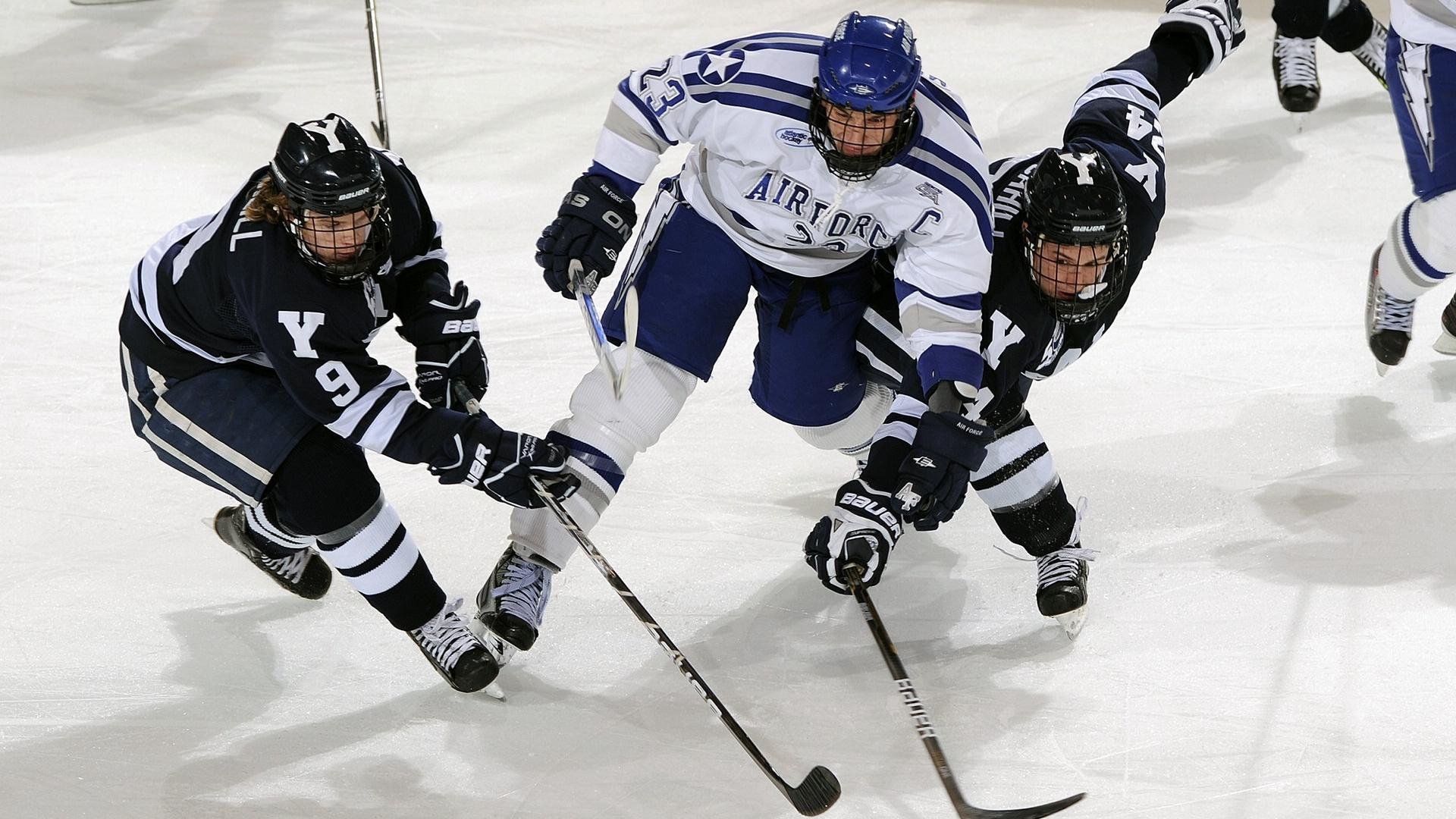 紧张关键的足球对决中球员发挥出色,足球对决图片